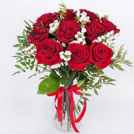 Send romantic bouquet of red roses by courier