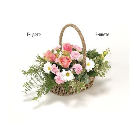 Доставка на кошница с бели и розови цветя и зеленина