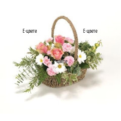 Доставка на кошница с бели и розови цветя и зеленина