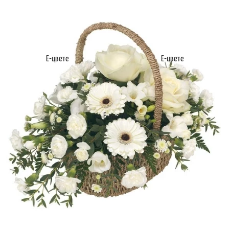 Доставка на кошница с бели цветя и зеленина