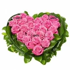 Романтично сърце от 25 розови рози и зеленина