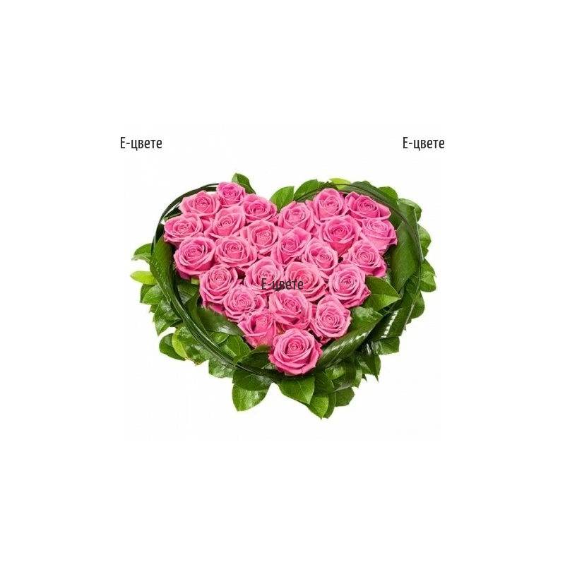 Романтично сърце от 25 розови рози и зеленина