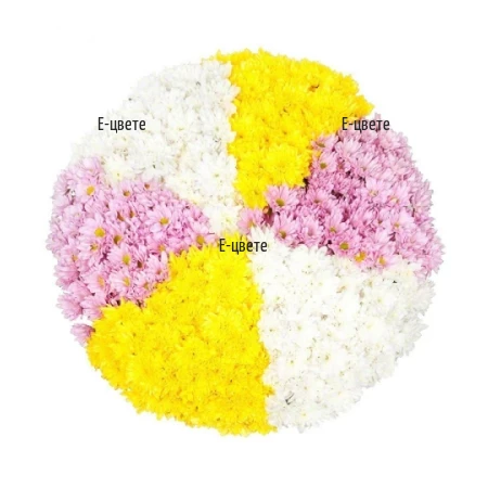 Аранжировка в кръгла форма от разноцветни хризантеми