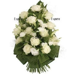 Доставка на траурен венец с бели цветя