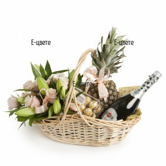 Доставка на луксозна кошница с цветя, бонбони и пенливо вино