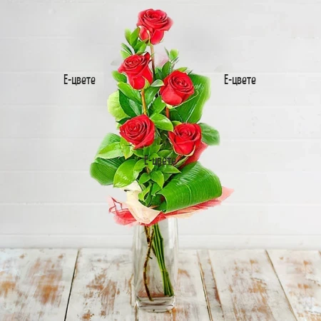 Доставка на букет от 5 червени рози с куриер