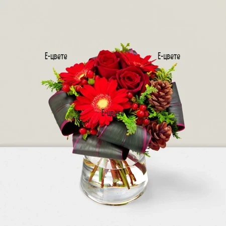 Стилна аранжировка от цветя в стъклен съд