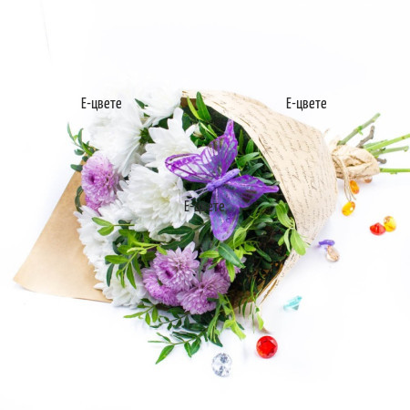 Букет от бели хризантема и лилава декорация