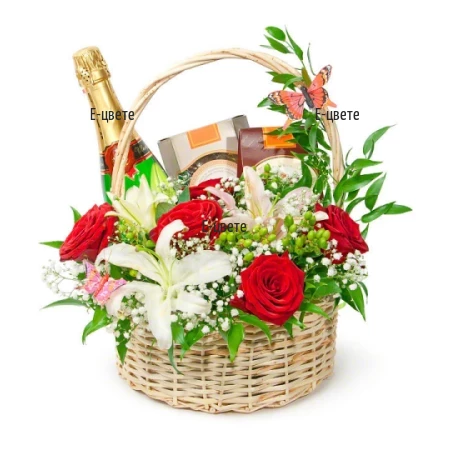 Красива и оригинална кошница с цветя и подаръци