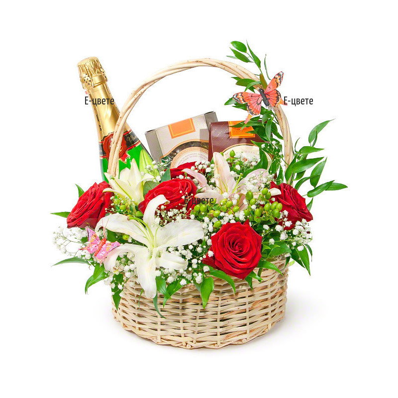 Красива и оригинална кошница с цветя и подаръци