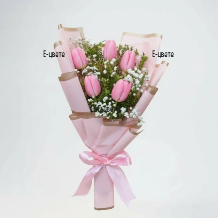 Доставка на букет от нежни лалета и рози