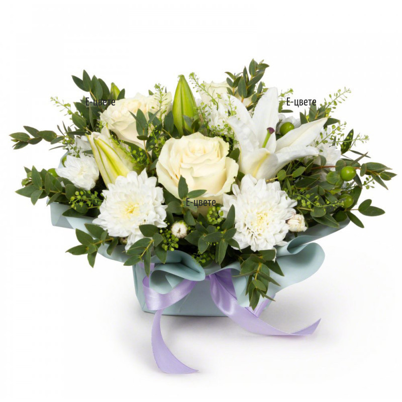 Онлайн поръчка на аранжировка на пиафлора от бели цветя