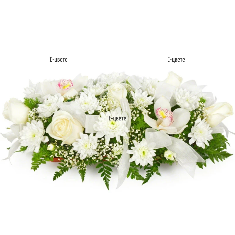 Аранжировка от разнообразни бели цветя и зеленини
