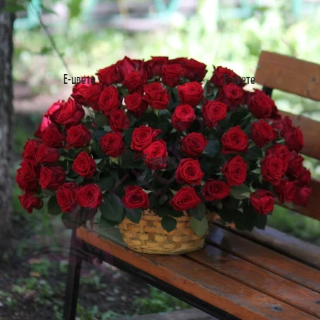 Доставка на кошница с 101 червени рози и зеленина