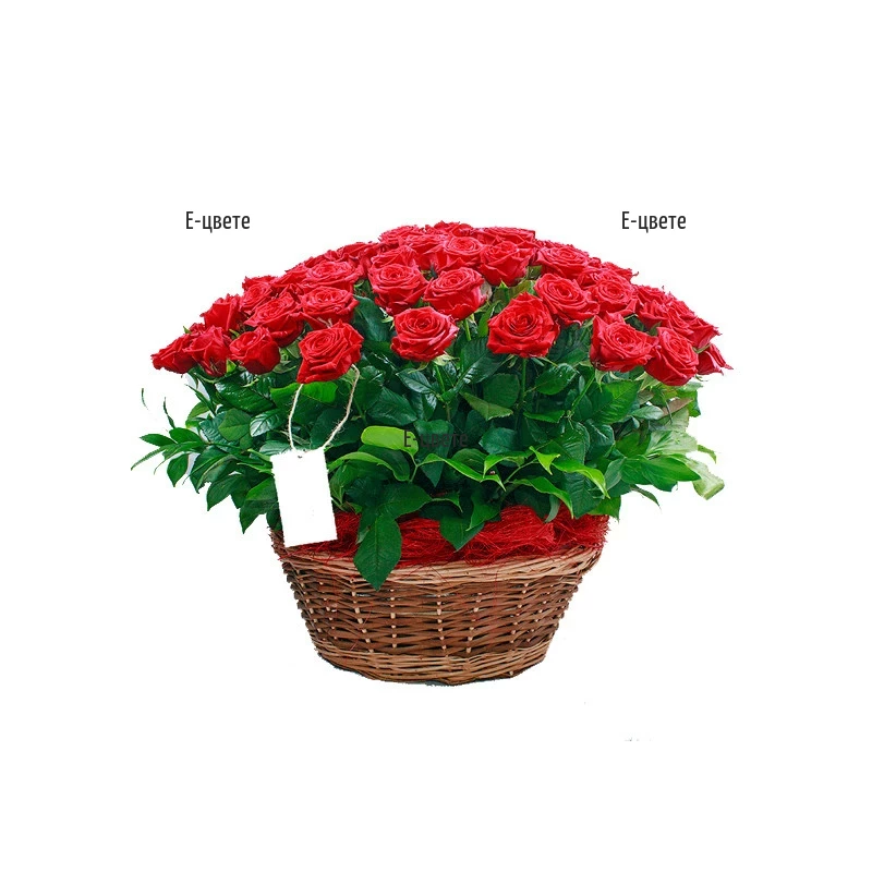 Доставка на кошница с 101 червени рози и зеленина