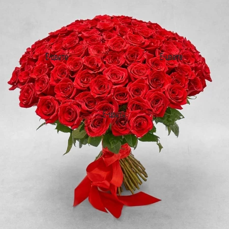 Доставка на букет от 101 червени рози с куриер