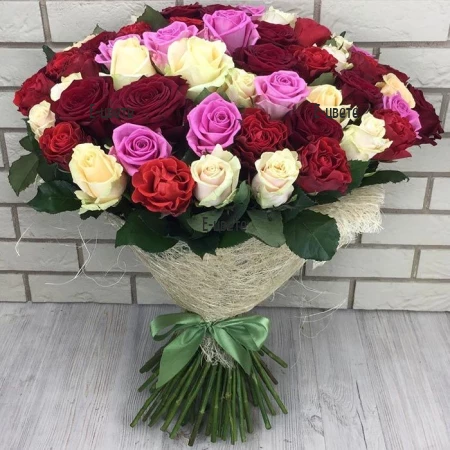 Поръчка на букет от 51 разновцветни рози
