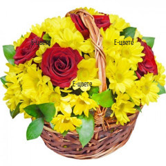 Кошница с рози и жълти хризантеми