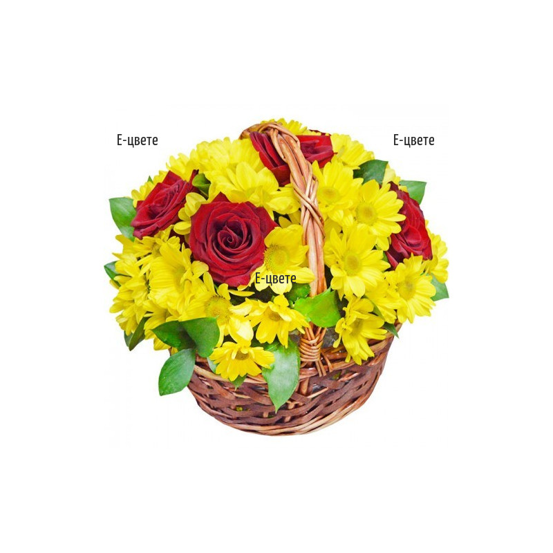 Кошница с рози и жълти хризантеми