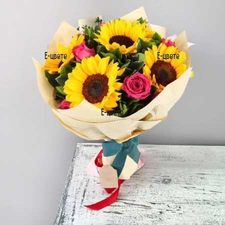 Mixed bouquet of pink roses and sunflowers