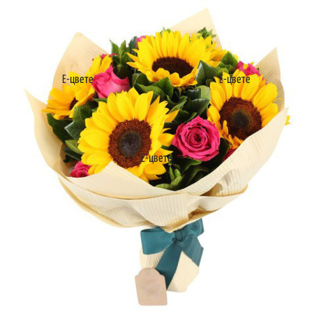 Mixed bouquet of pink roses and sunflowers