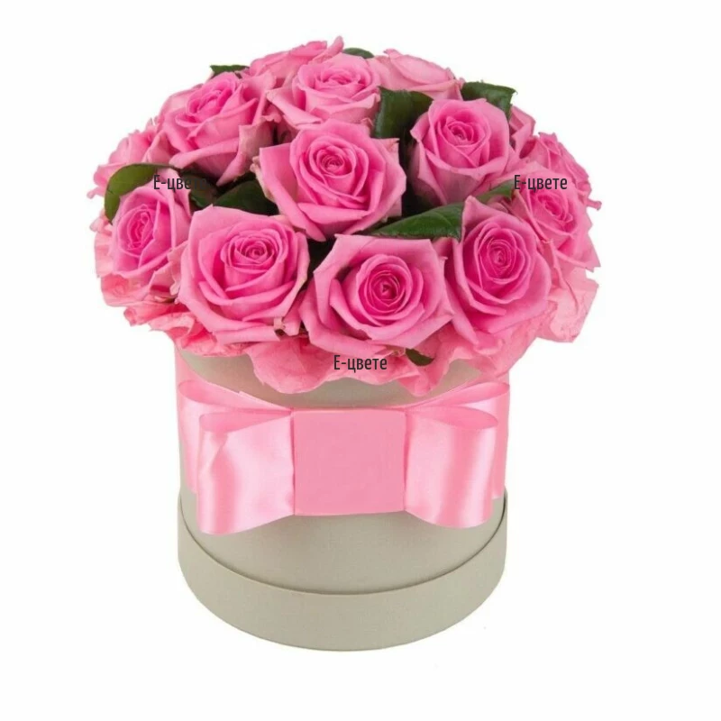 Доставка на розови рози в кутия за цветя