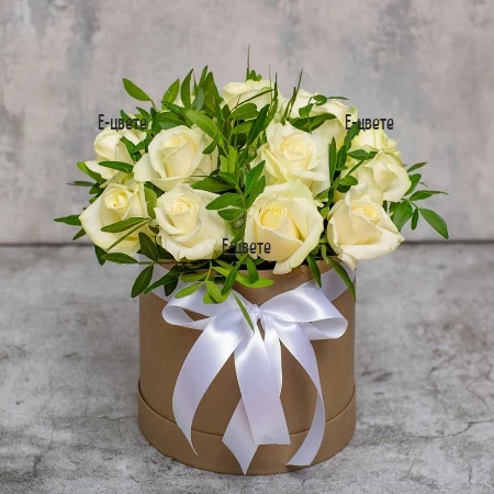 Поръчка на бели рози в специална кутия