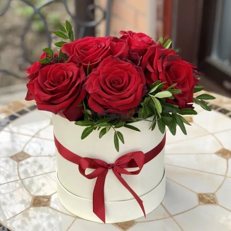 Send to Bulgaria round box with 9 red roses