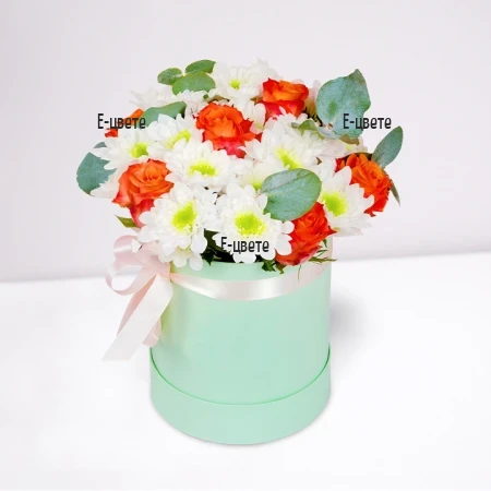 Красива кутия с разнообразни цветя