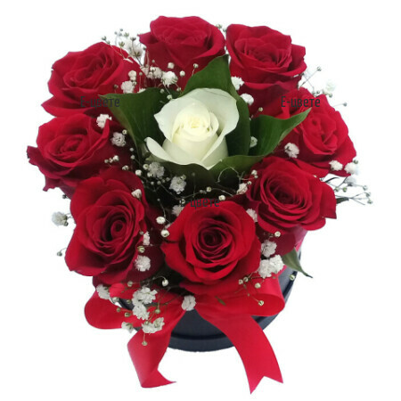 Поръчка на кутия за цветя аранжирана с червени и бяла рози