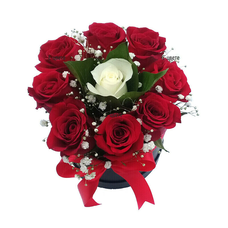 Поръчка на кутия за цветя аранжирана с червени и бяла рози