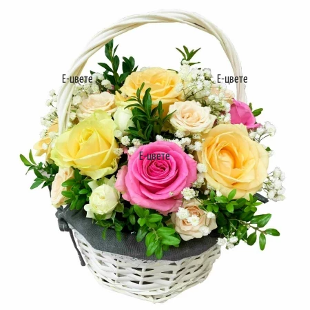 Поръчка на красива кошничка с разноцветни рози