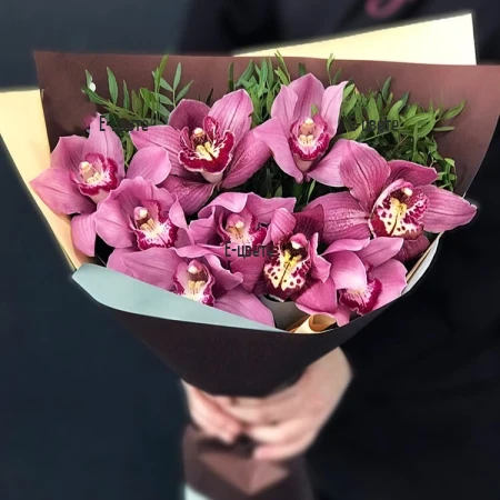 Доставка на Букет от 9 цвята орхидея Цимбидиум