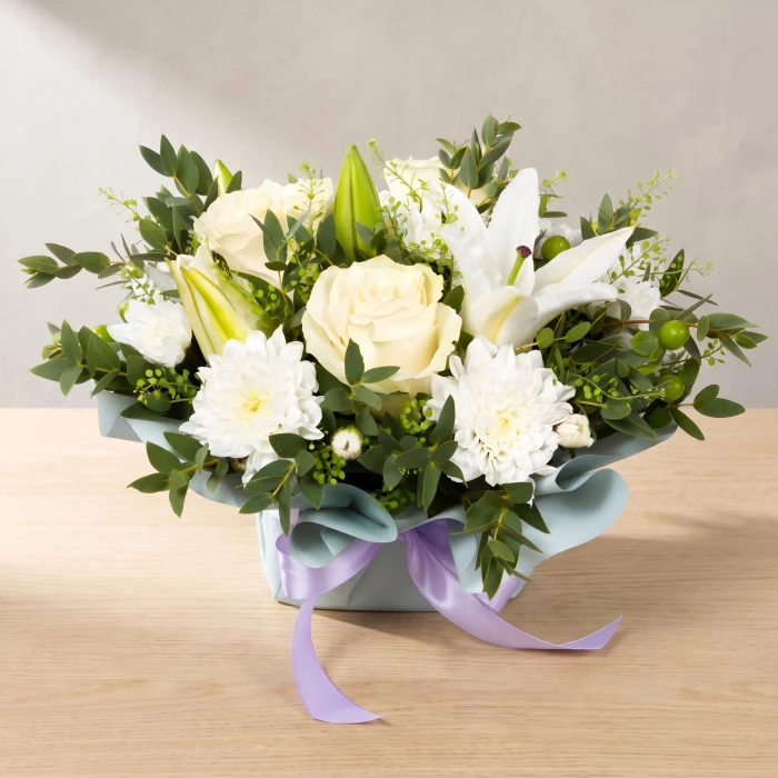 Онлайн поръчка на аранжировка на пиафлора от бели цветя