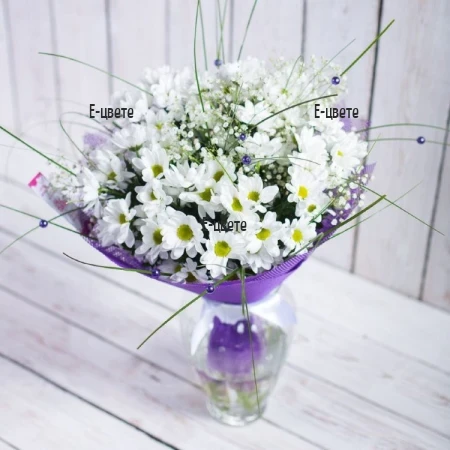 Send a bouquet of white chrysanthemums and decorations.