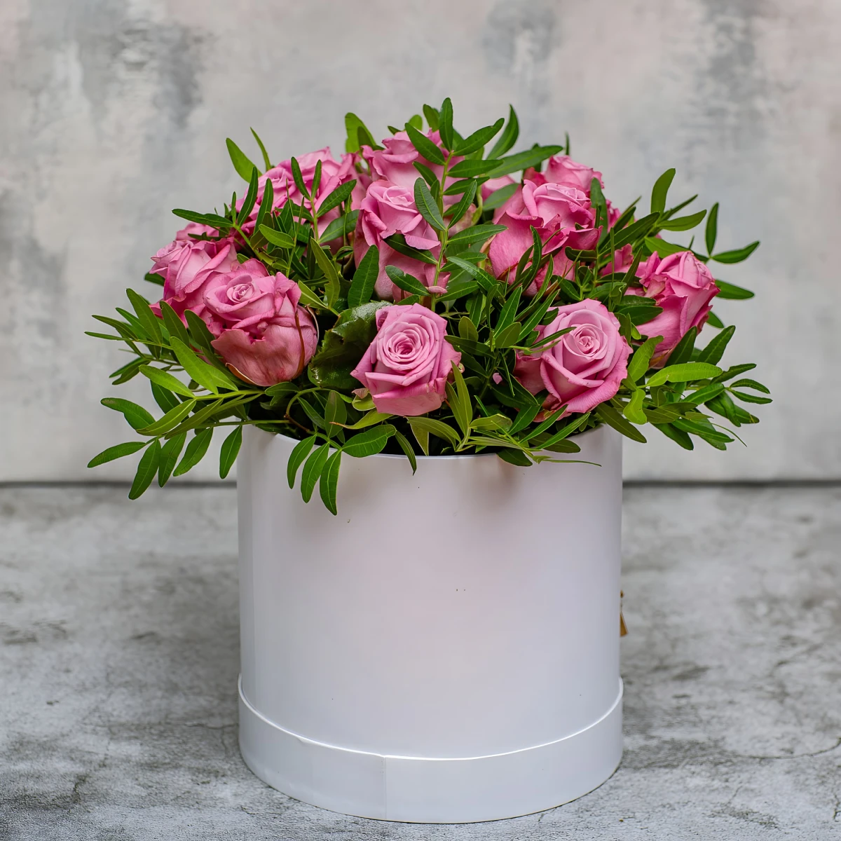 Send pink roses in a flower box