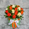 Бели и оранжеви рози в кутия
