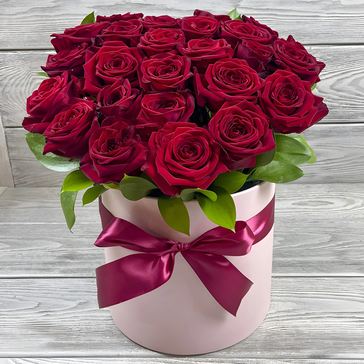 Delivery of 25 red roses in a box to Bulgaria