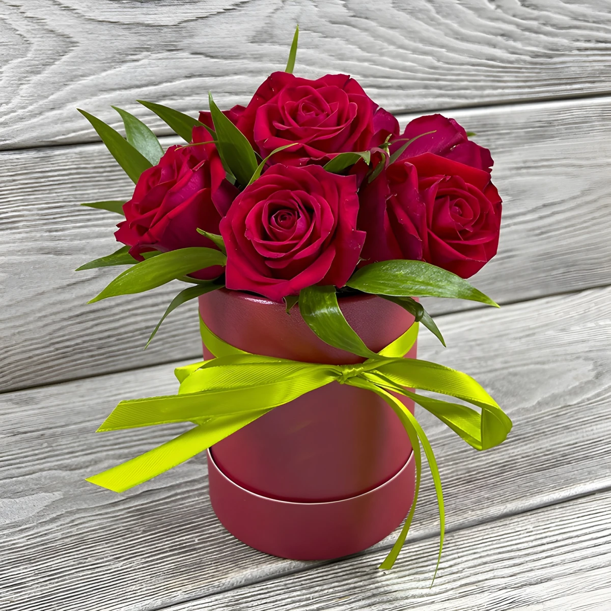Delivery of a box of 7 red roses by courier to Bulgaria