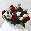 Кошница с 25 бели и червени рози