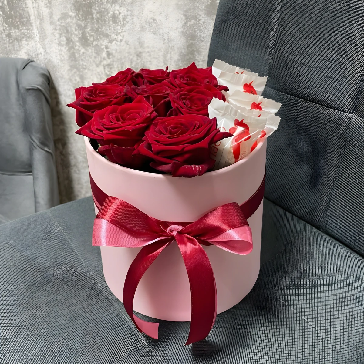 Send to Bulgaria roses and raffaello chocolates in a box